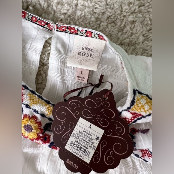 Size Large Embroidered White Floral Women's Top NWT - Picture 5 of 7